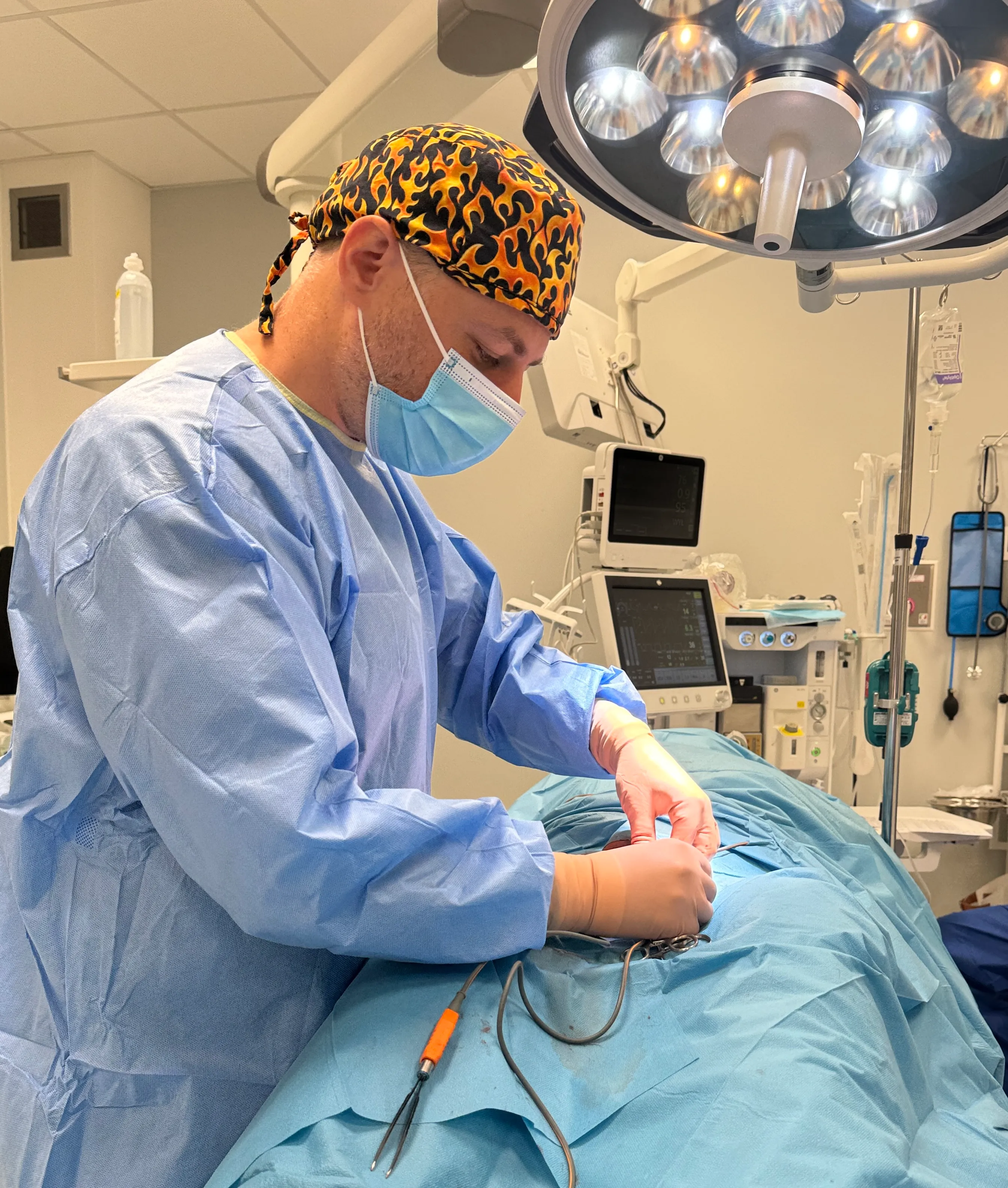 Michał Swolkień, MD, during a procedure in the operating theatre